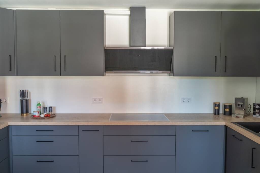 Maßgeschreinerte Küche vom der Meisterschreinerei Pick, edle mattgraue Fronten und feingemaserte Arbeitsplatte