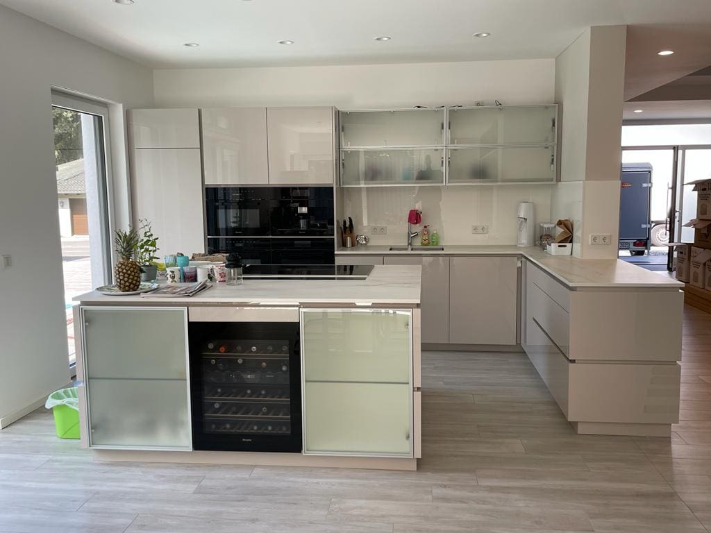 Einbauküche mit großer Kochinsel