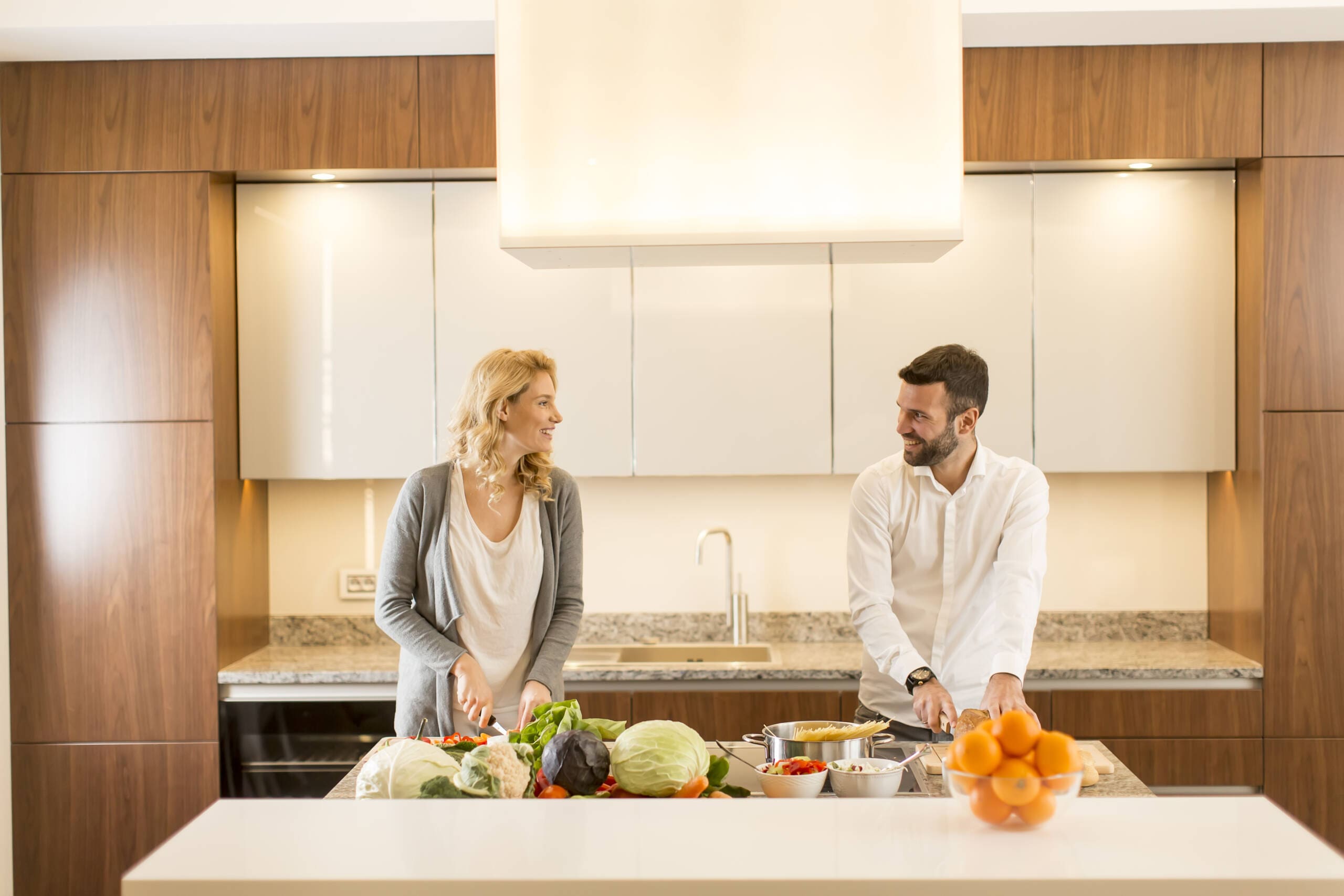 junges Paar kocht in der modernen neuen Küche von Schreiner Pick